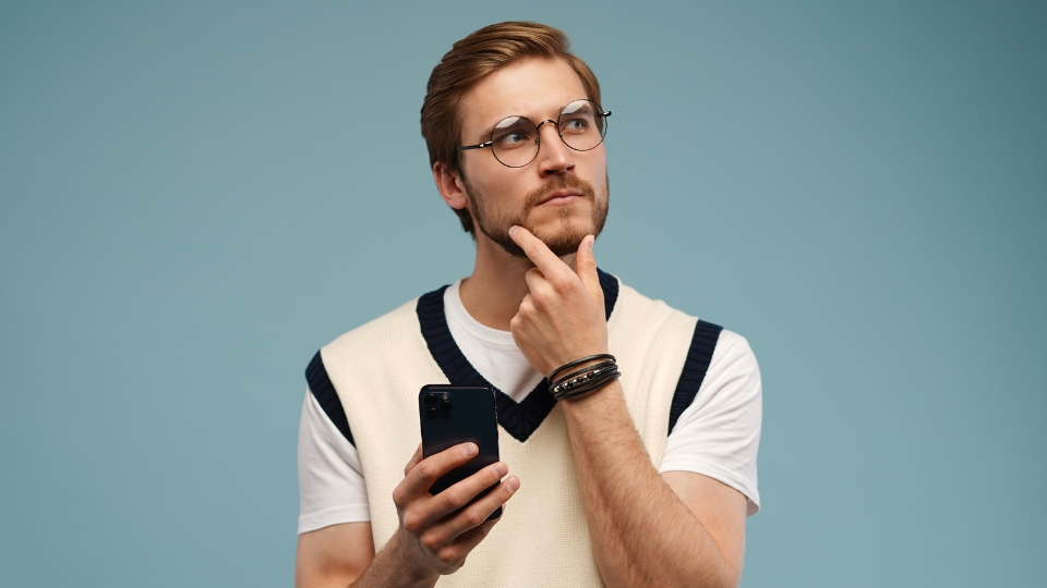 man ask flirty questions over text