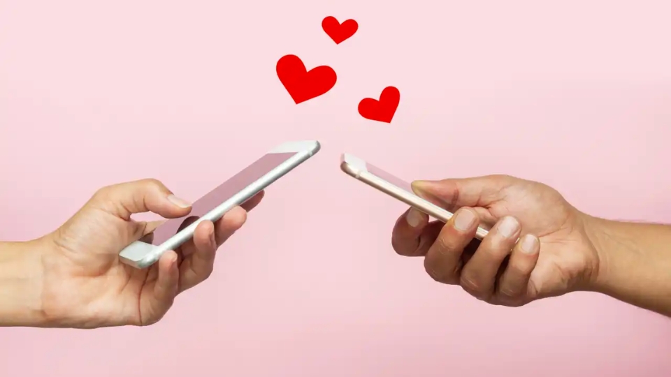 man asking a girl out over text