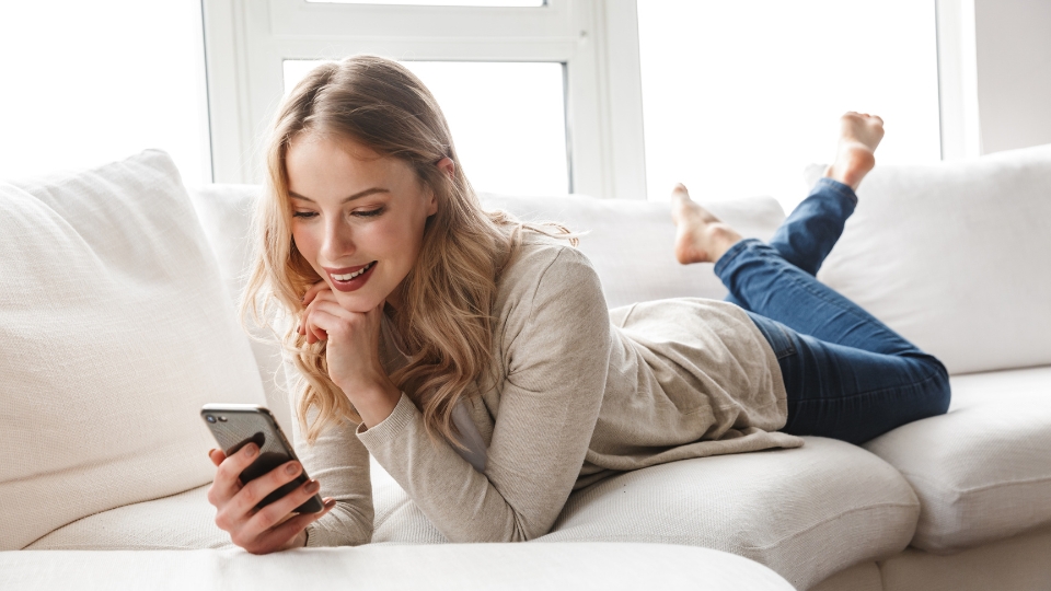 woman reading flirty text
